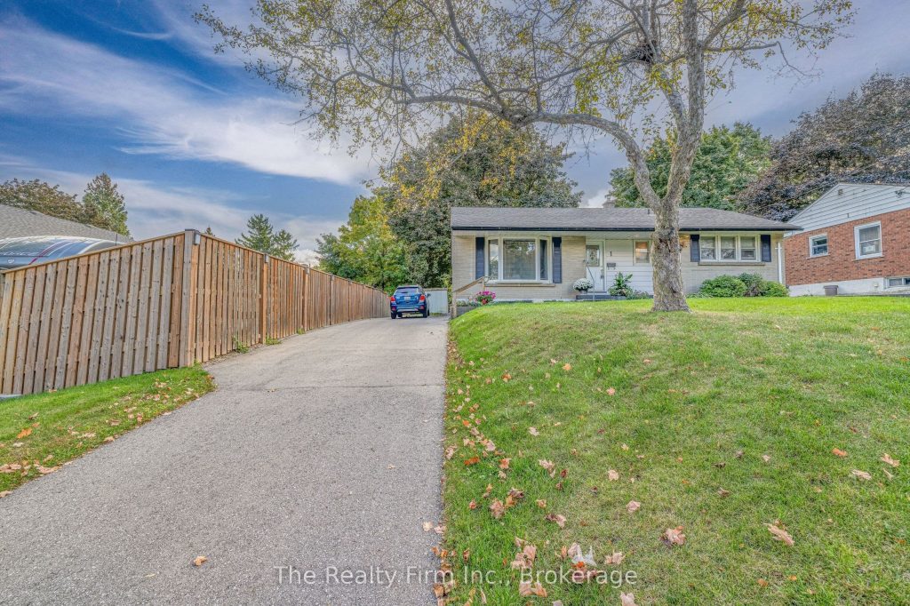 2-bedroom detached home for sale in Woodstock — 1 Earlscourt Crescent (Photo 1)