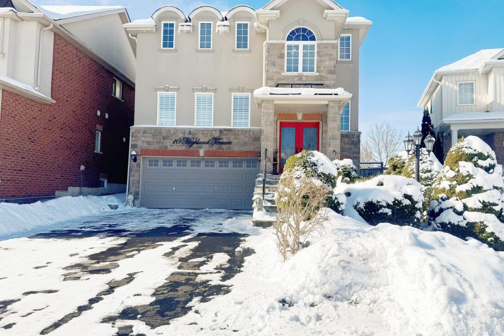 4-bedroom detached home for rent in Bradford West Gwillimbury — 10 Highland Terrace (Photo 1)