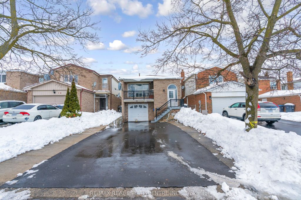 7-bedroom detached home for sale in Brampton — 10 Pickard Lane (Photo 1)