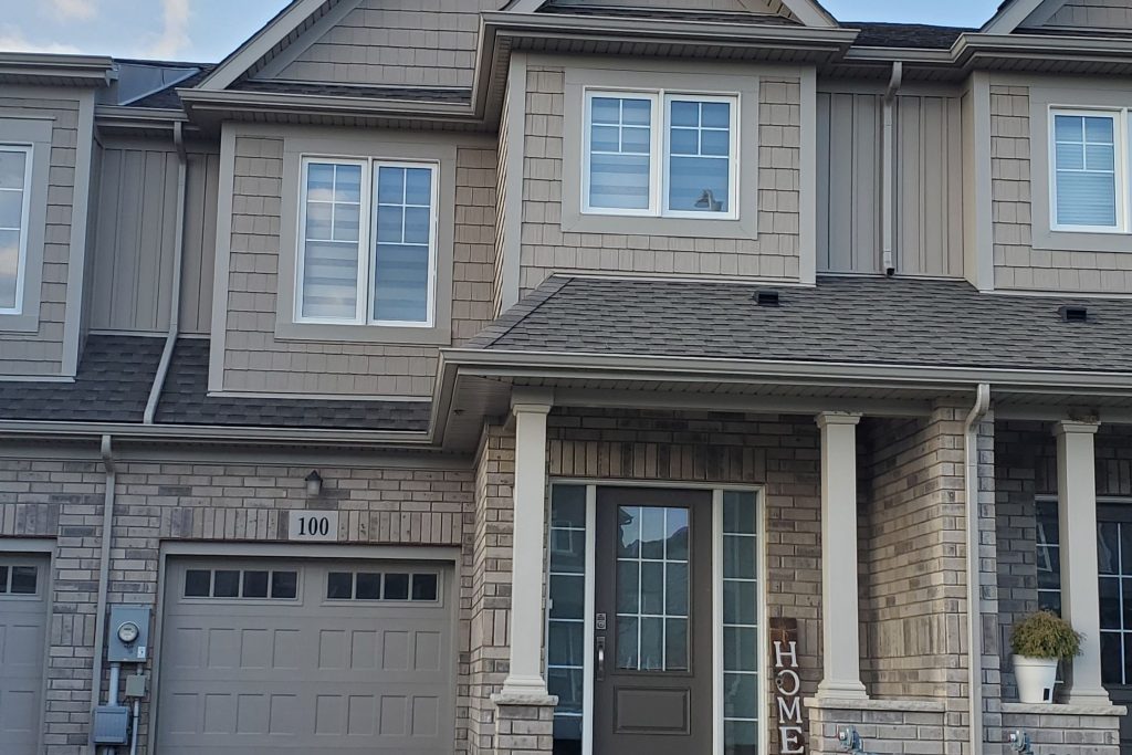3-bedroom att/row/townhouse for sale in Welland — 100 Sunflower Place (Photo 1)