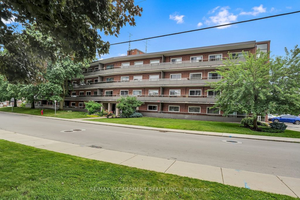 1-bedroom condo apartment for sale in Hamilton — 103 - 11 Woodman Drive S (Photo 1)