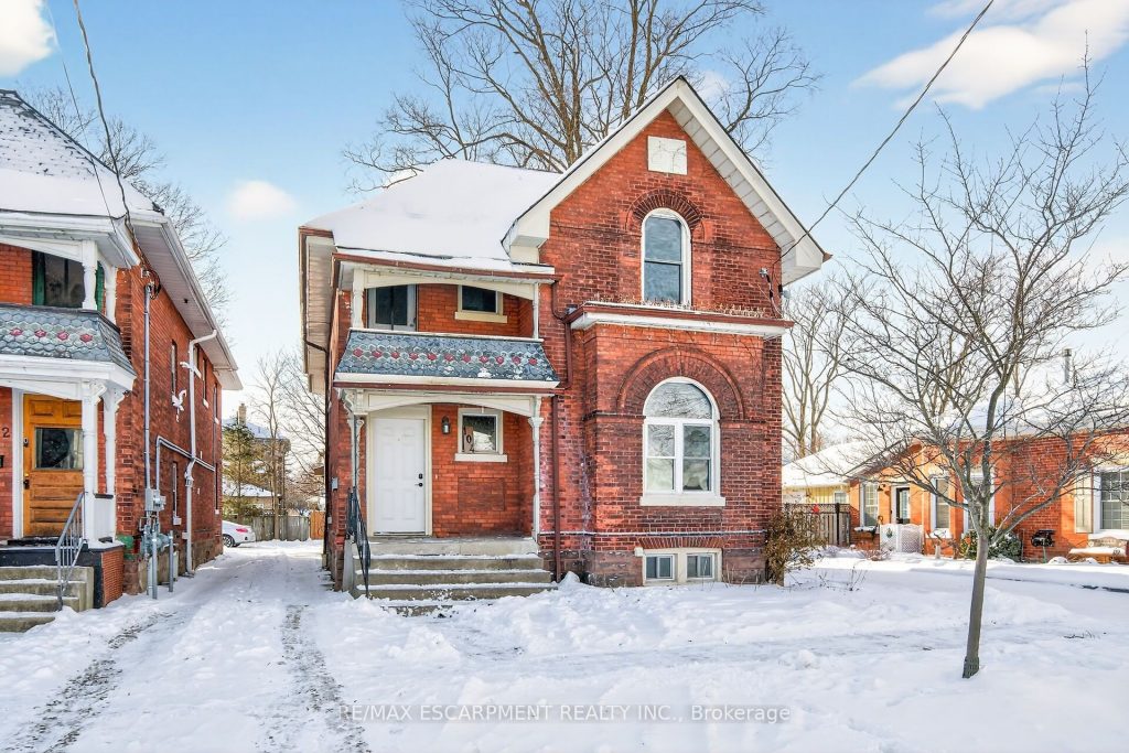 5-bedroom duplex home for sale in Brantford — 104 William Street (Photo 1)
