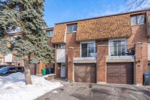 3-bedroom condo townhouse for sale in Mississauga — 11 - 1051 Cedarglen Gate