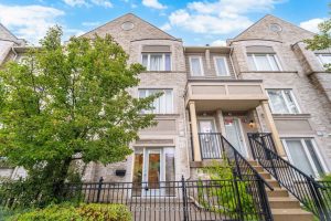 1-bedroom condo townhouse for sale in Brampton — 11 - 60 Fairwood Circle