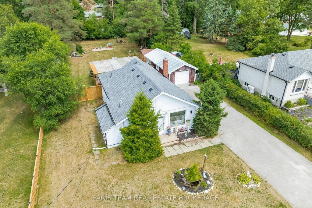 2-bedroom detached home for sale in East Gwillimbury — 11 Park Avenue (Photo 1)
