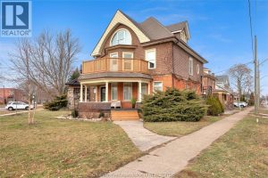 Studio home for sale in Chatham — 11 Victoria Avenue
