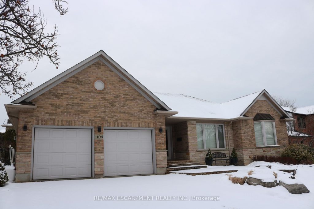 2-bedroom detached home for sale in Burlington — 1104 Crofton Way (Photo 1)