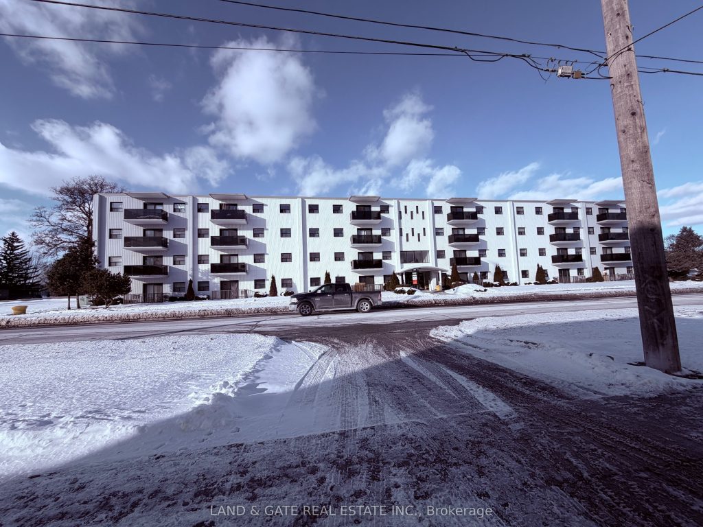 Studio multiplex home for rent in Oshawa — 111 - 330 Gibb Street (Photo 1)