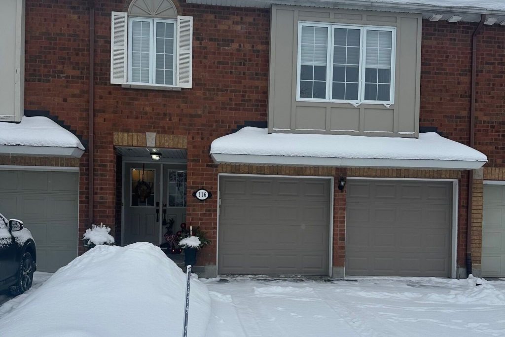 2-bedroom att/row/townhouse for sale in Ottawa — 116 Gladeview Private (Photo 1)