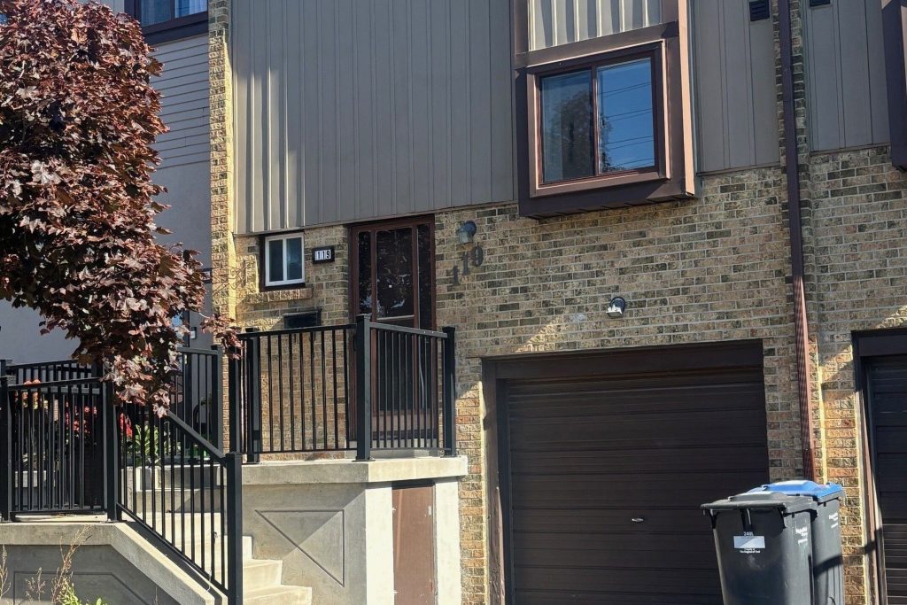 3-bedroom condo townhouse for rent in Brampton — 119 Moregate Crescent (Photo 1)