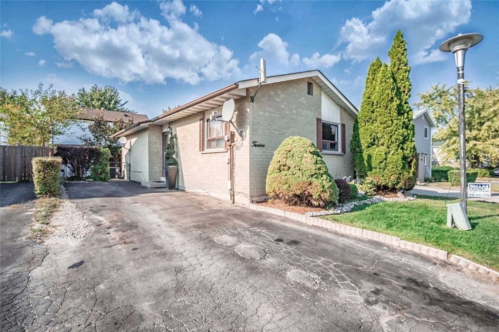 2-bedroom detached home for sale in Brampton — 12 Homeland Court (Photo 1)