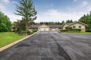 4-bedroom duplex home for sale in Whitchurch-stouffville — 120 Lake Woods Drive