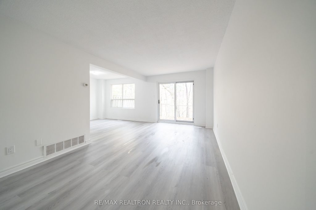 3-bedroom att/row/townhouse for rent in Oakville — 1237 White Oaks N/a (Photo 1)