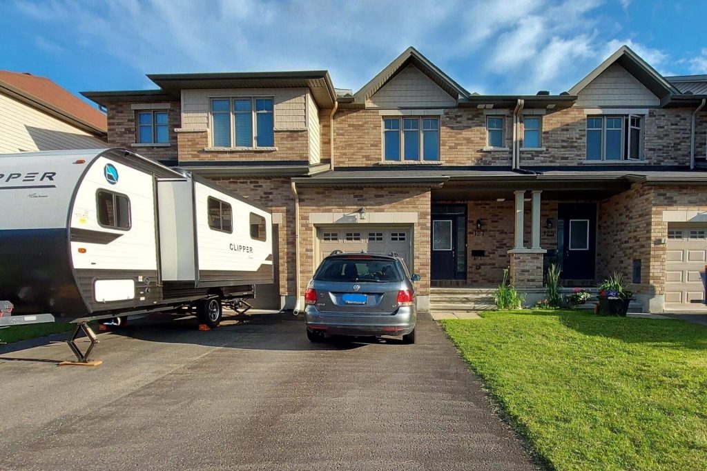 3-bedroom att/row/townhouse for rent in Blossom Park - Airport And Area — 127 Hawkeswood Drive (Photo 1)