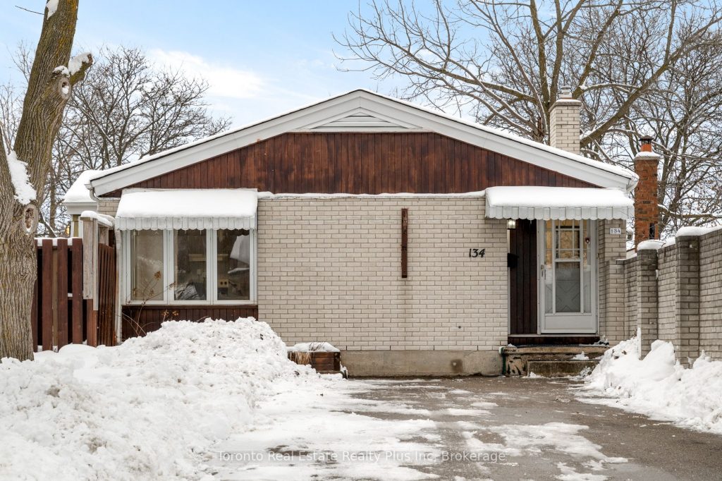 4-bedroom detached home for sale in Kitchener — 134 Pepperwood Crescent (Photo 1)