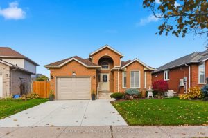 2-bedroom detached home for sale in Niagara — 13 Colonial Crescent