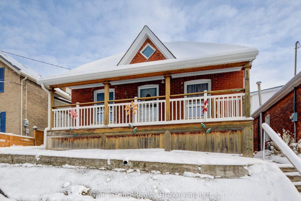 3-bedroom detached home for sale in Brantford — 14 Grandview Street (Photo 1)