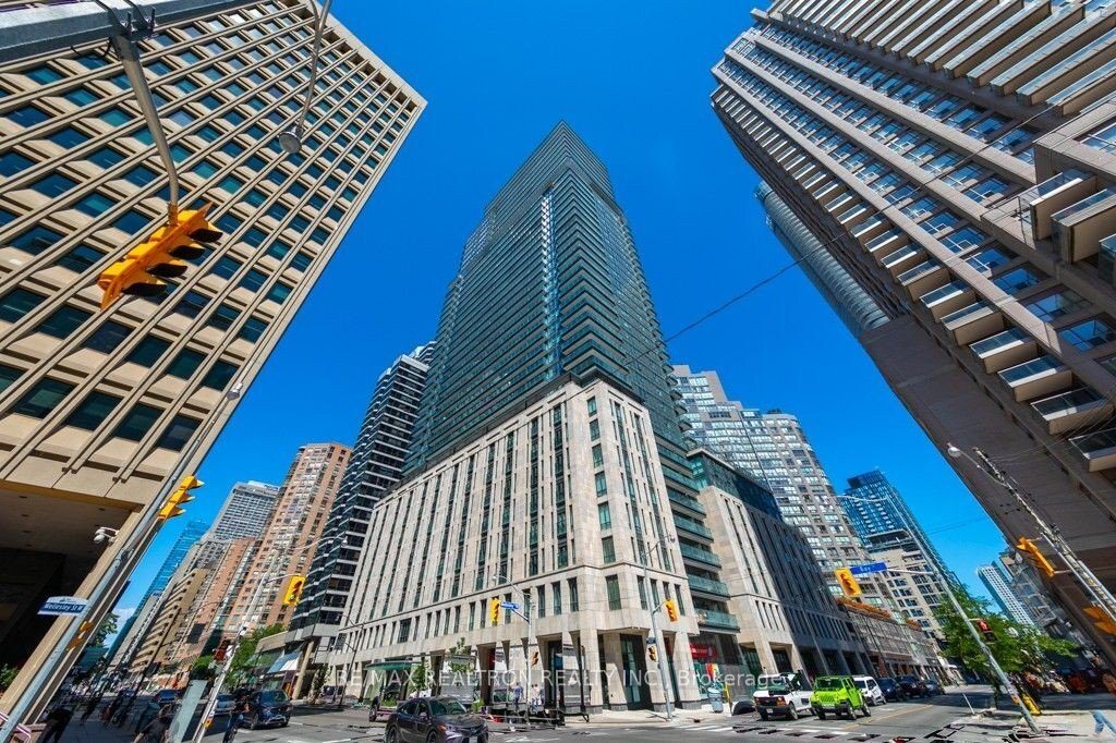 2-bedroom condo apartment for rent in Toronto — 1407 - 955 Bay Street (Photo 1)
