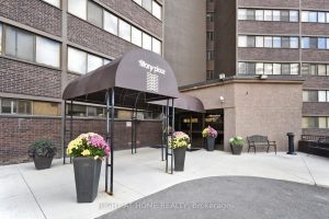 3-bedroom condo apartment for sale in Toronto — 1508 - 11 Wincott Drive