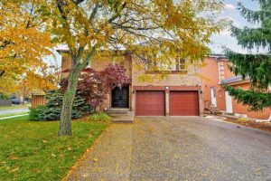 6-bedroom detached home for sale in Oakville — 1586 Heritage Way