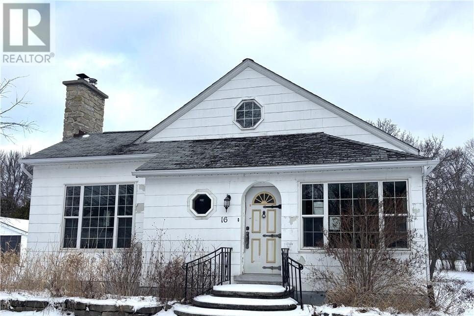 3-bedroom home for sale in Little Current — 16 Robinson Street W (Photo 1)