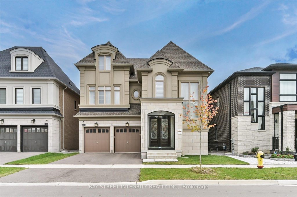 4-bedroom detached home for sale in Richmond Hill — 17 Red Giant Street (Photo 1)