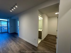 1-bedroom condo apartment for rent in Vaughan — 1707 - 8 Interchange Way