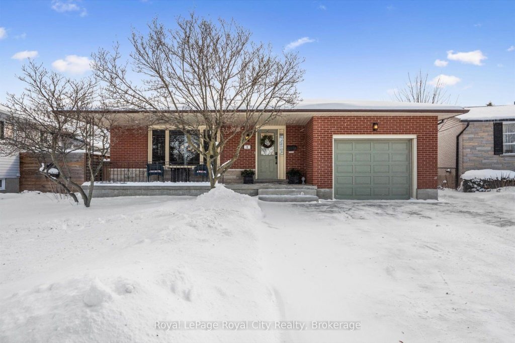 3-bedroom detached home for sale in Guelph — 18 Uplands Place (Photo 1)