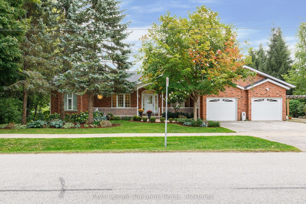 2-bedroom detached home for sale in Blue Mountains — 180 Russell Street E (Photo 1)