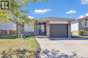 5-bedroom home for sale in Windsor — 1812 Vicky Circle