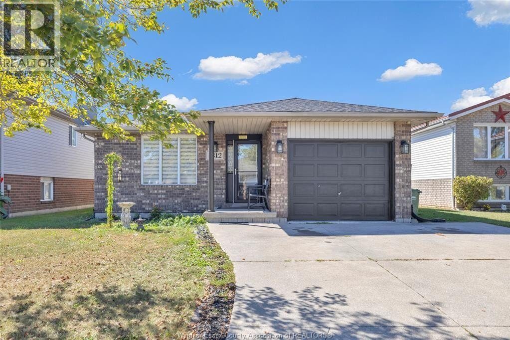 5-bedroom home for sale in Windsor — 1812 Vicky Circle (Photo 1)