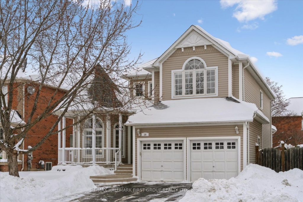 4-bedroom detached home for sale in Whitby — 19 Elder Crescent (Photo 1)