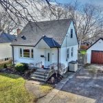 2-bedroom detached home for sale in St. Catharines — 19 Else Street N (Photo 2)