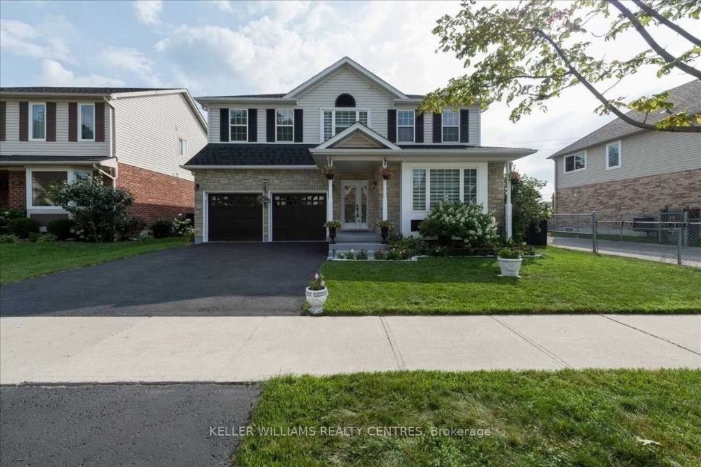 4-bedroom detached home for sale in Barrie — 19 Thrushwood Drive (Photo 1)
