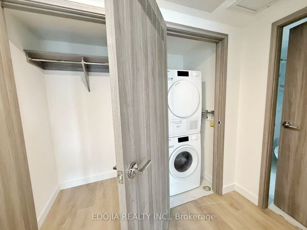 1-bedroom condo apartment for rent in Toronto — 1912 - 3 Concord Cityplace Way (Photo 1)