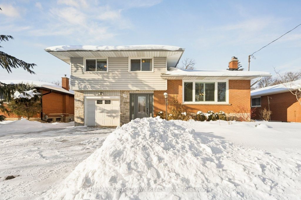 3-bedroom detached home for sale in Kitchener — 194 Ross Avenue (Photo 1)