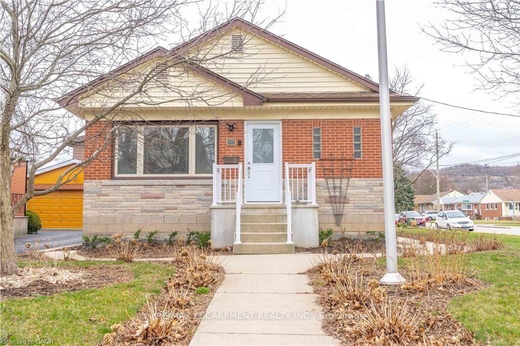 4-bedroom detached home for rent in Hamilton — 2 - 73 Ofield Road (Photo 1)