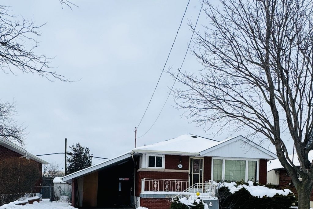 3-bedroom detached home for rent in Hamilton — 20 Terrace Drive (Photo 1)
