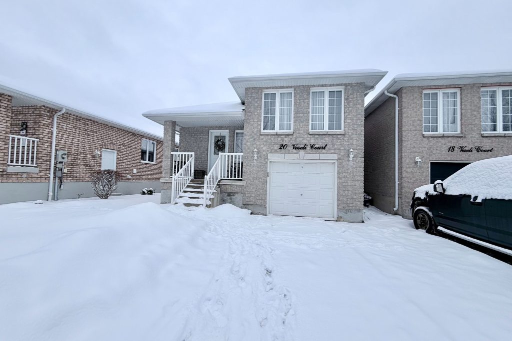 3-bedroom detached home for rent in Bradford West Gwillimbury — 20 Veseli Court N (Photo 1)