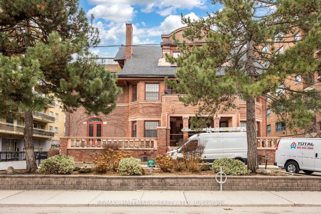 2-bedroom condo apartment for sale in Toronto — 203 - 212 St George Street (Photo 1)