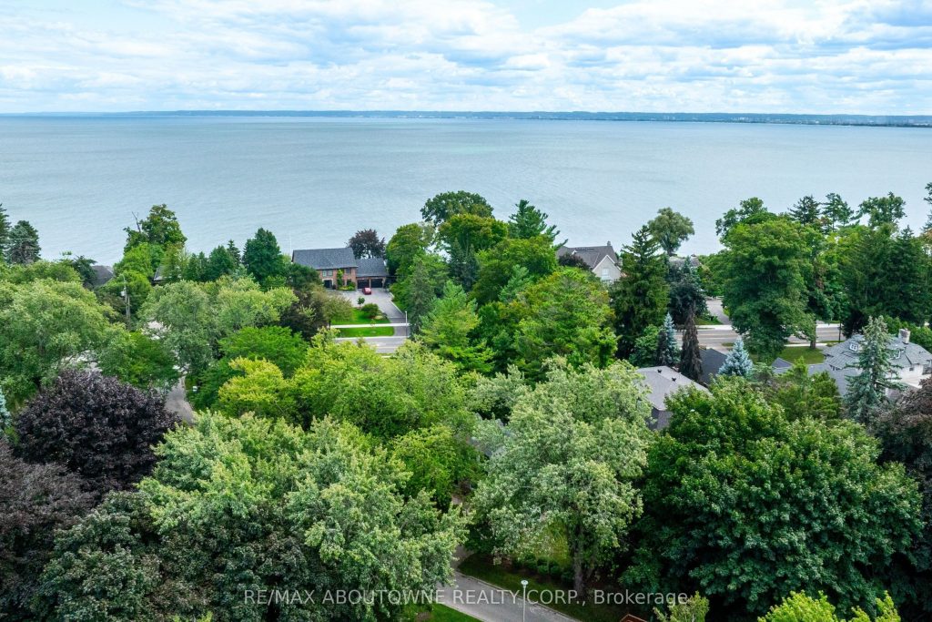 3-bedroom detached home for sale in Burlington — 206 Rossmore Boulevard (Photo 1)
