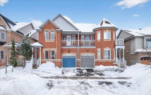 3-bedroom semi-detached home for sale in Richmond Hill — 209 Old Colony Road