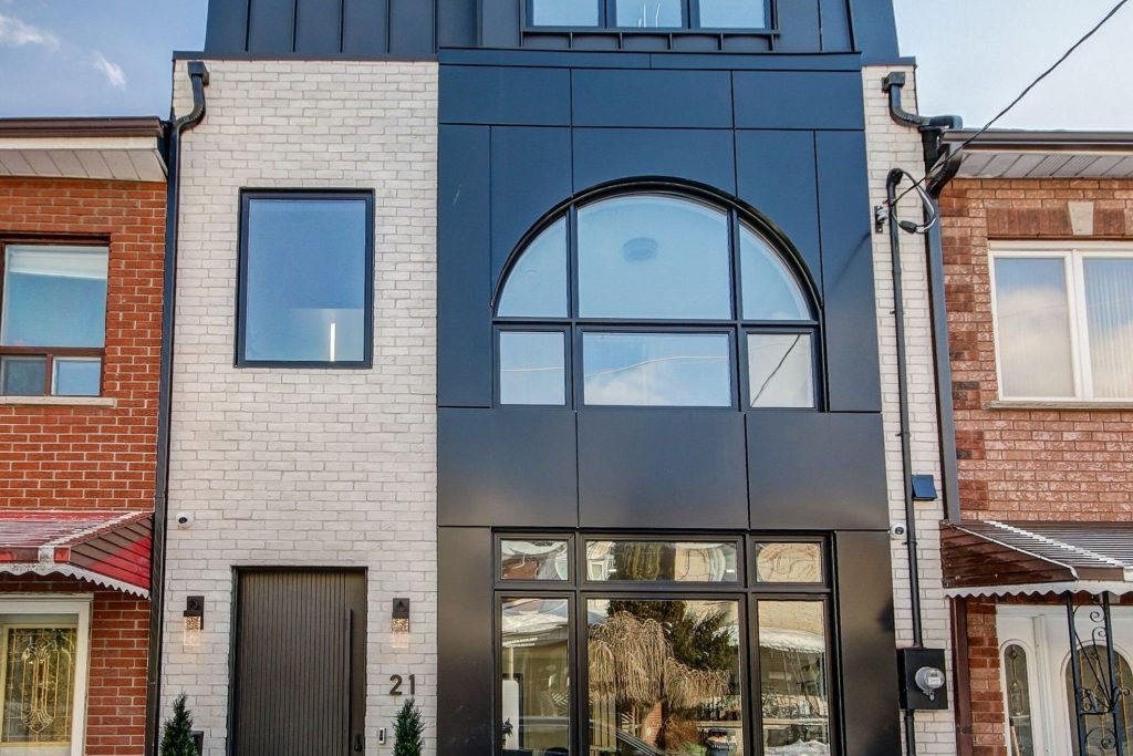 4-bedroom att/row/townhouse for sale in Toronto — 21 Foxley Street (Photo 1)