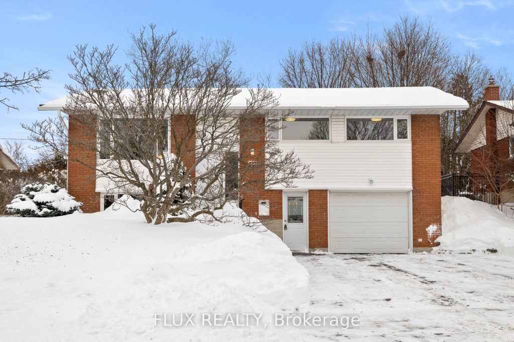 3-bedroom detached home for sale in Waterloo — 212 Winfield Avenue (Photo 1)