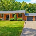 5-bedroom home for sale in Burlington — 2157 8 Sideroad Side Road (Photo 2)