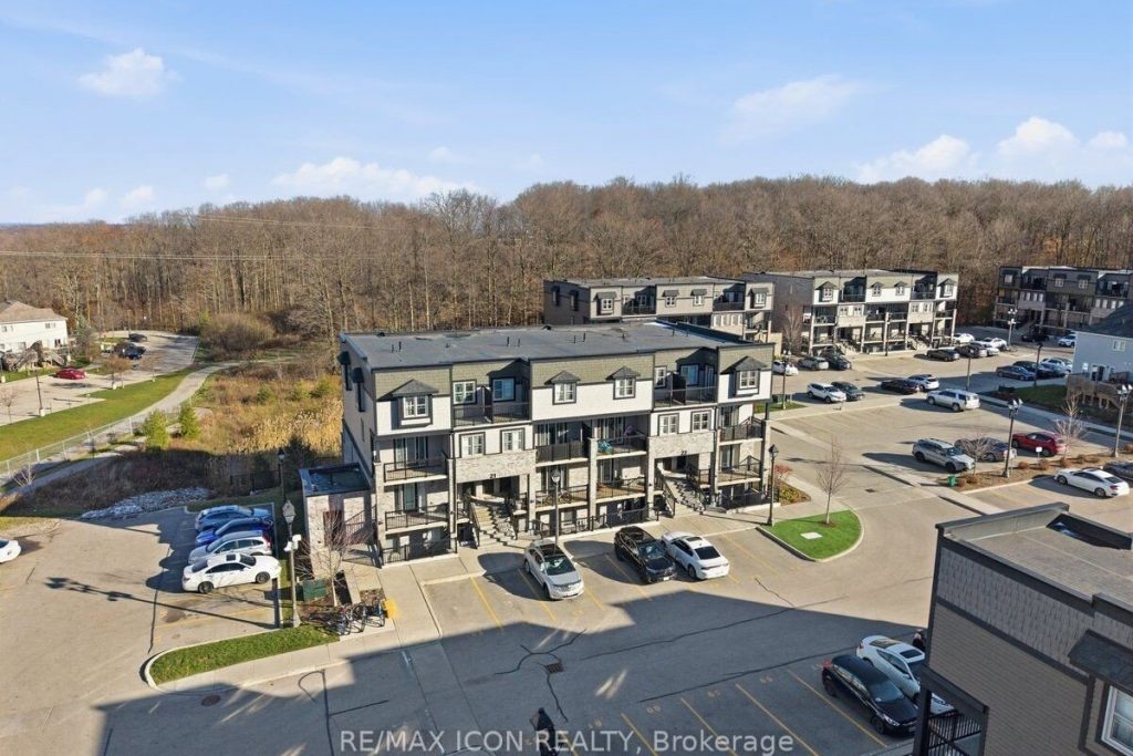 2-bedroom condo townhouse for sale in Kitchener — 21D - 1989 Ottawa Street S (Photo 1)