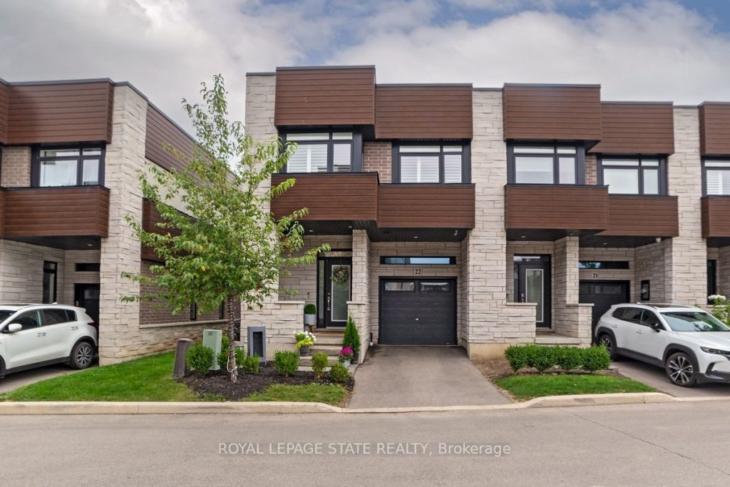 3-bedroom condo townhouse for sale in Hamilton — 22 - 35 Midhurst Heights (Photo 1)
