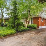 3-bedroom detached home for sale in Hamilton — 224 West 16th Street (Photo 2)
