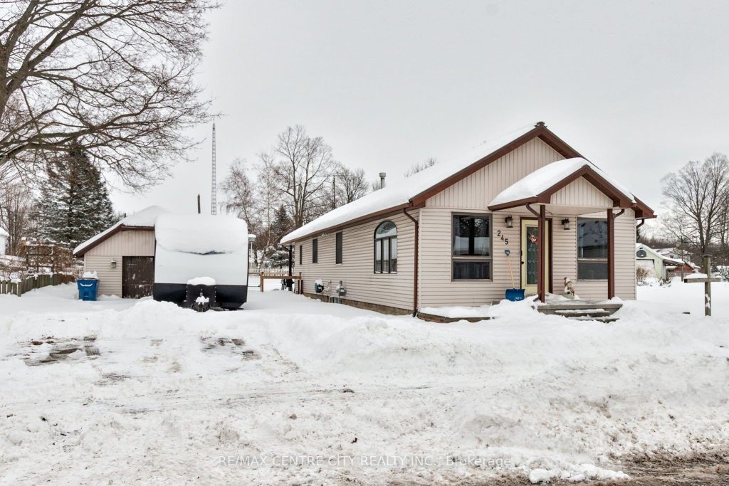 3-bedroom detached home for sale in Chatham-kent — 245 Elm Street W (Photo 1)