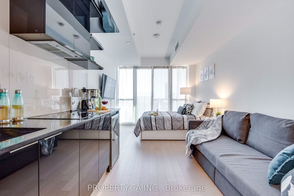 Studio condo apartment for rent in Toronto — 2505 - 70 Temperance Street (Photo 1)